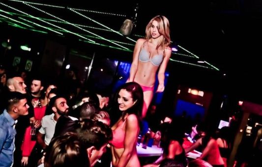 Un striptease pour une soirée de prestige